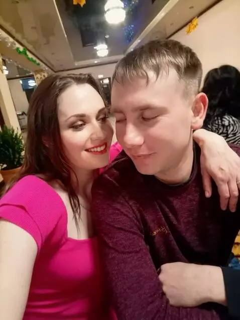 AI Video from prompt: Двое идут по осенней аллее, Листья кружатся в во