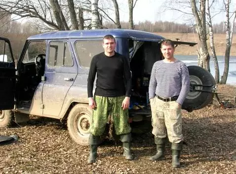 AI Video from prompt: справа села белка на плечо сова села на машину п