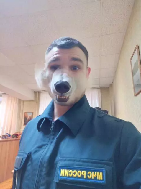 AI Video from prompt: Человек превращается в белого медведя