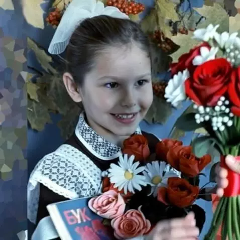 AI Video from prompt: Изображённая девочка протягивает мне цветы и гов