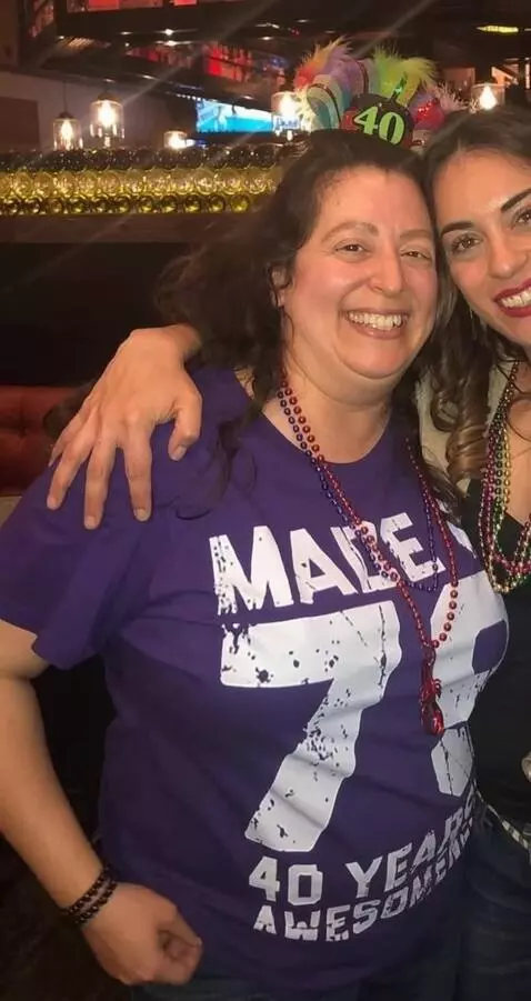 AI Video from prompt: She shows her belly and body by lifting her shir