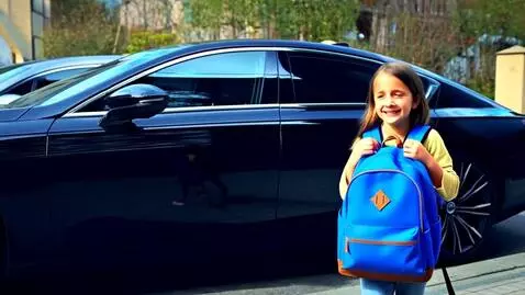 AI Video from prompt: Une voiture noire déposant un enfant avec un sac
