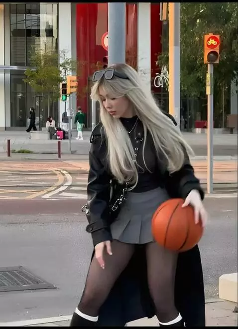 AI Video from prompt: Баскетболистка чеканит мяч дриблинг