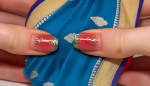 AI Video from prompt: Мужчина обнимает и целует женщину.