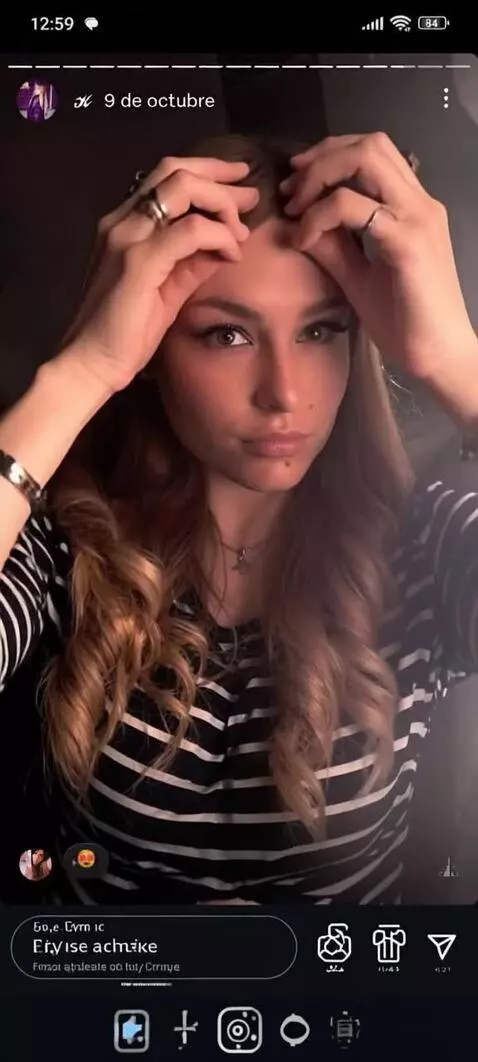 AI Video from prompt: Haz que esté con bikini negro