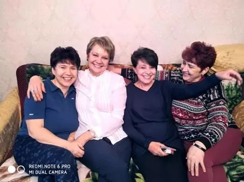 AI Video from prompt: Женщины радуются встрече