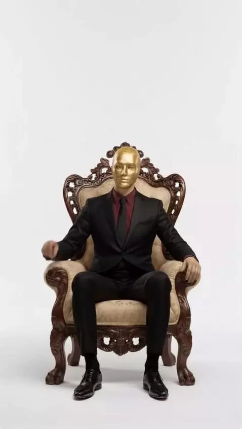 AI Video from prompt: Мужчина в маске жестикулирует.