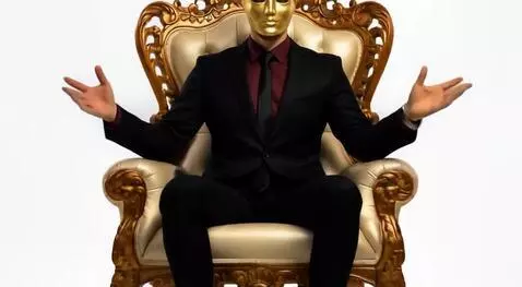 AI Video from prompt: Мужчина в маске активно жестикулирует.