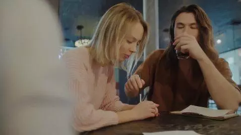 AI Video from prompt: Сделай на этом фоне видео где стрела с подписью 