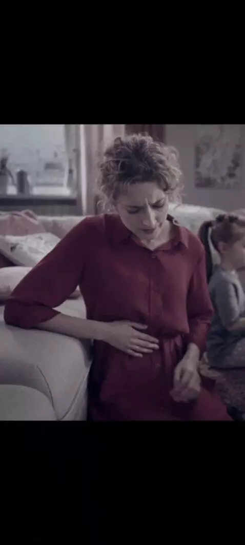 AI Video from prompt: У девушки очень болит живот. Ее желудок очень ра