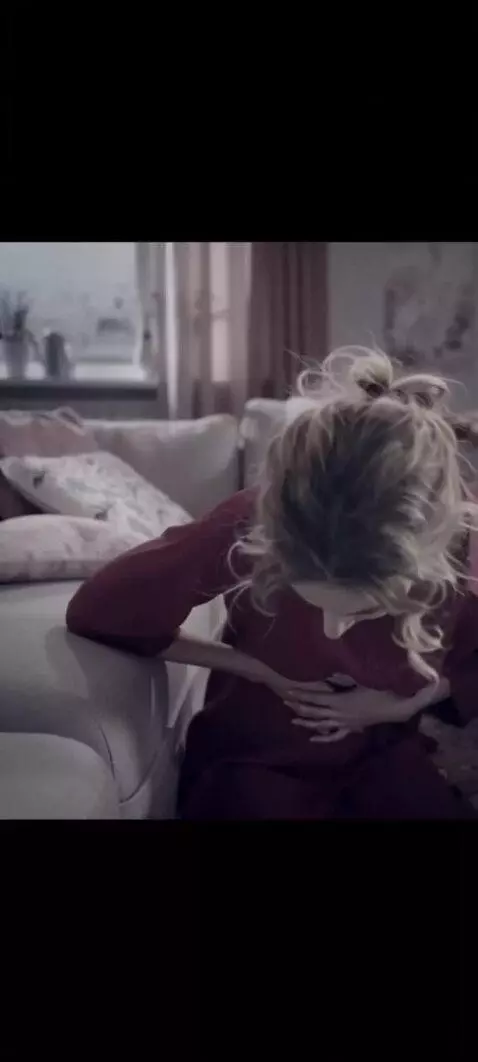 AI Video from prompt: У девушки сильно болит живот. Ее желудок очень р