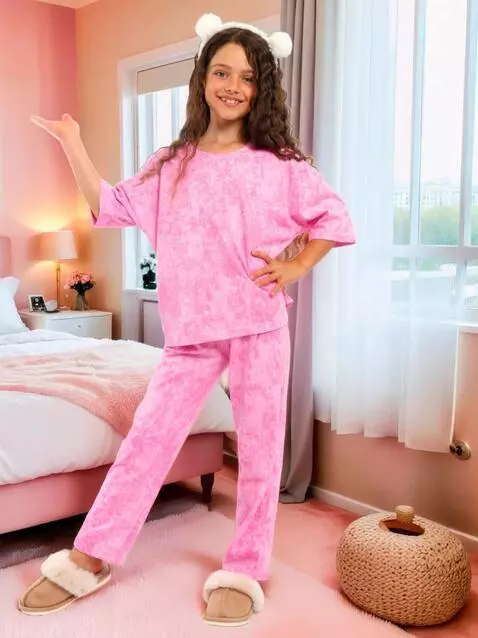 AI Video from prompt: девушка улыбается, демонстрирует пижаму и делает