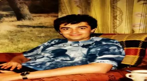 AI Video from prompt: человек сидит, улыбается, машет рукой, приветств