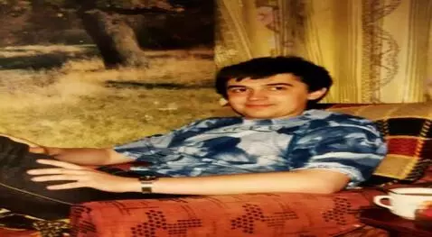 AI Video from prompt: человек сидит, улыбается, машет рукой, приветств