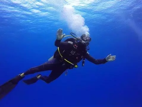 AI Video from prompt: A diver farts into his diving suit, causing it t