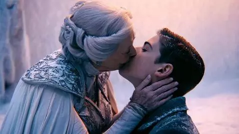 AI Video from prompt: Восьмидесятилетняя пожилая снежная королева целу