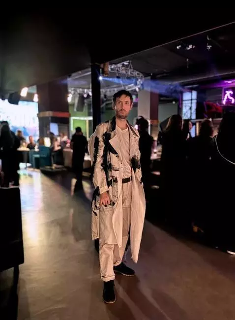 AI Video from prompt: Сделай видео, будто у человека за спиной выраста