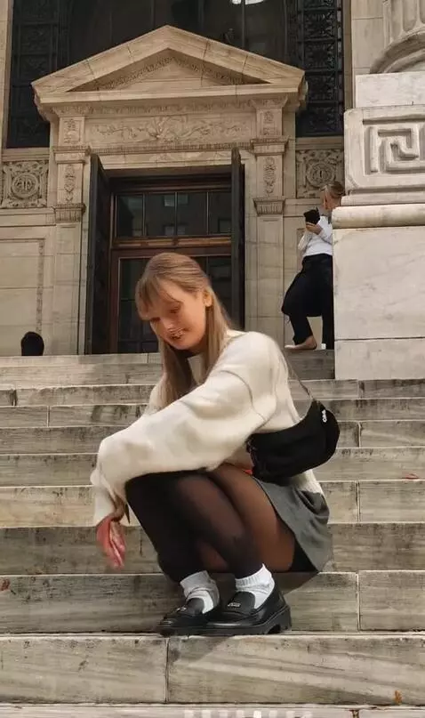 AI Video from prompt: She opens  her knees to the sides while getting 