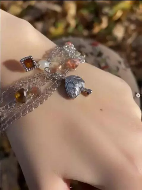 AI Video from prompt: generate a video to instagram stories, girl foun