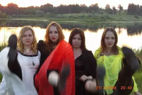 AI Video from prompt: четыре девушки, они начинают танцевать кан-кан о