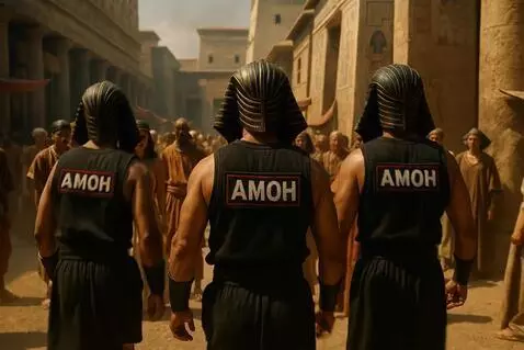 AI Video from prompt: Древний Египет. Египетские стражники разгоняют н