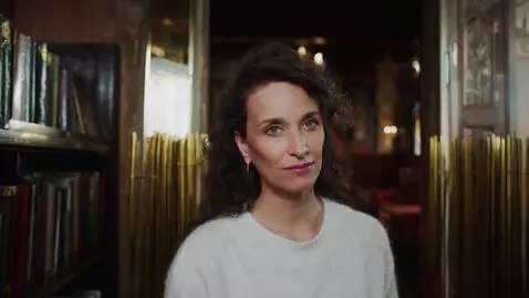 AI Video from prompt: кинемотографический интерьер монастыря