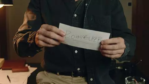 AI Video from prompt: Достает бумажку с надписью MR_SMOKYES и улыбаетс