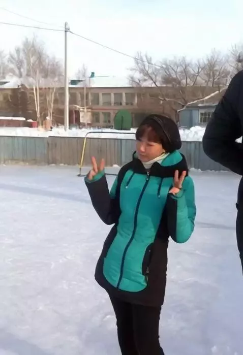 AI Video from prompt: The girl is playing the guitar.