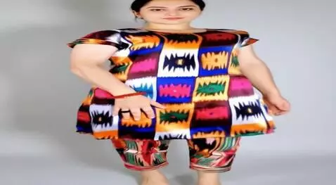 AI Video from prompt: Подними плату и танцуй