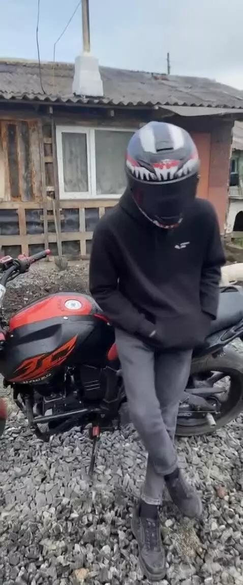 AI Video from prompt: Садиться на мотоцикл и едет, чуть не врезается в