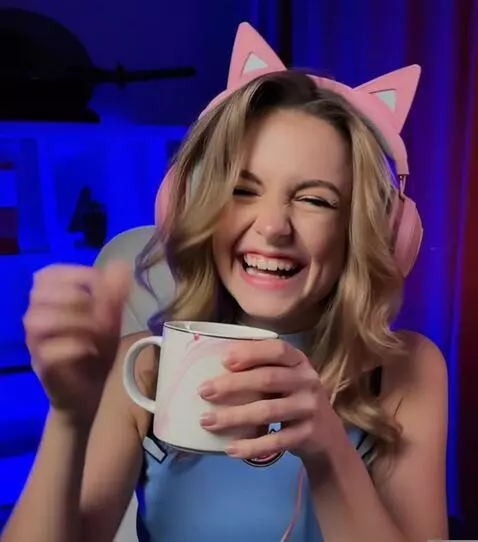 AI Video from prompt: The girl crash couple and laugh