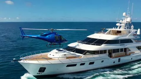 AI Video from prompt: Небольшой синий вертолёт садится на палубу больш