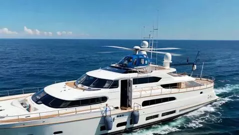 AI Video from prompt: Небольшой синий вертолёт садится на палубу больш