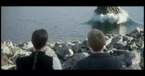 AI Video from prompt: монстр-левиафан выныривает из воды с права и ныр