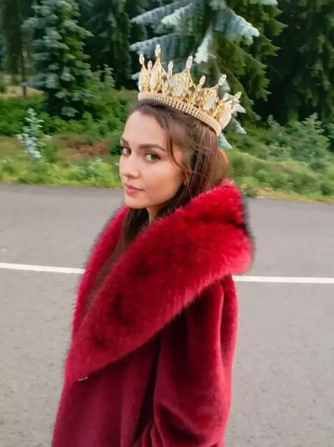 AI Video from prompt: Девушка идёт по снежной тропинке, Вокруг ели в с