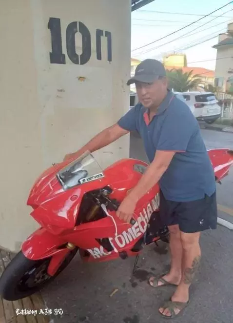 AI Video from prompt: создать видео из фотографии мужчина садится на с