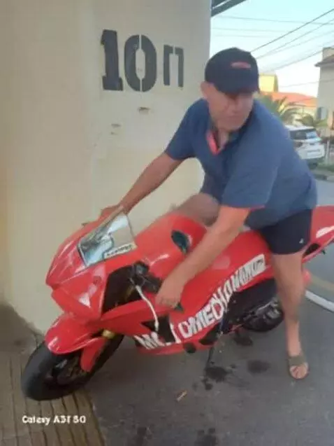 AI Video from prompt: создать видео из фотографии мужчина садится на с