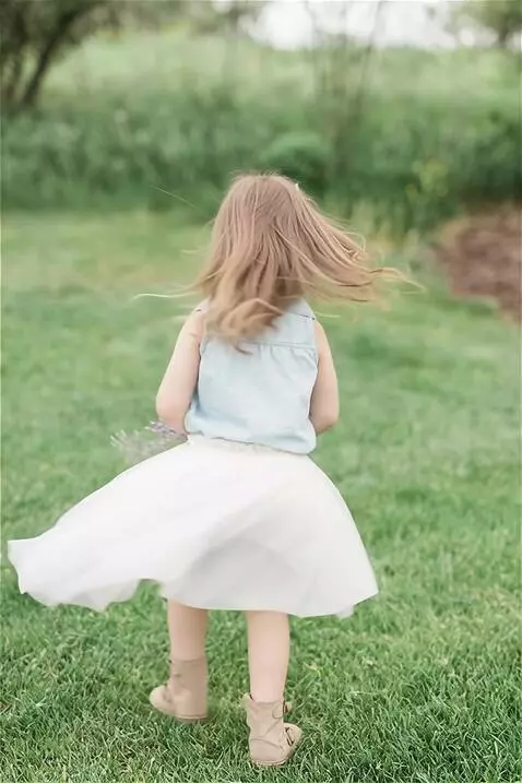 AI Video from prompt: Girl dress flowing in air