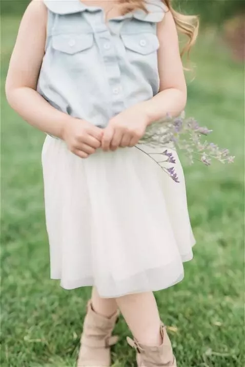 AI Video from prompt: Girl dress flowing in air hips, belly