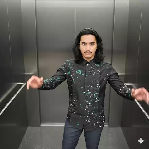 AI Video from prompt: Pria ini bergoyang sambil tanggan naik ke atas