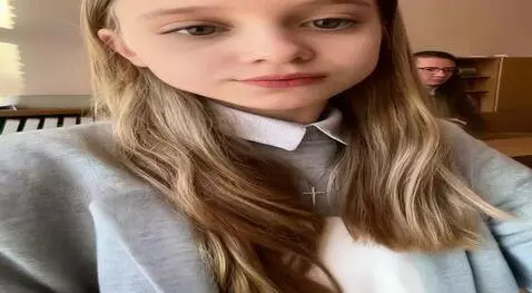 AI Video from prompt: Girl walking street