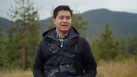 AI Video from prompt: создай видео с парнем с зади стоят машины и гово