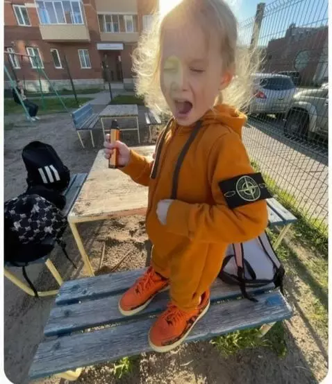 AI Video from prompt: Она курит сигарету и начинает кашлять и вскоре п