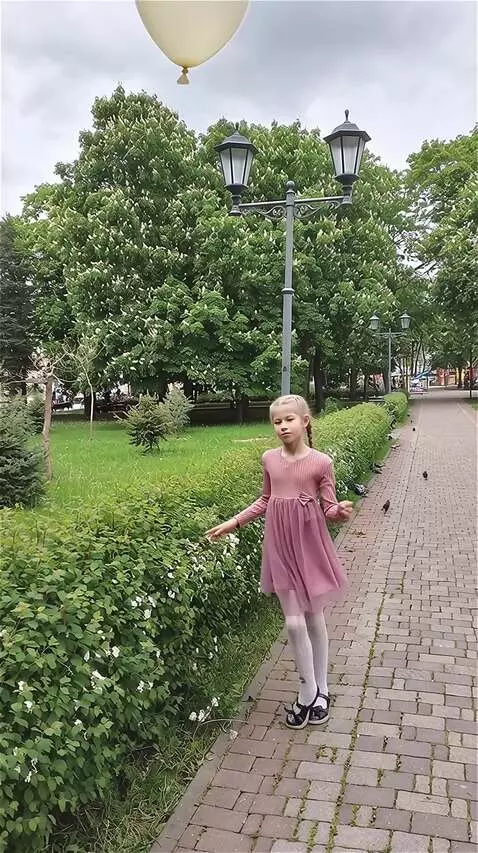 AI Video from prompt: Она начинает танцевать и ей прилетает шарик с не