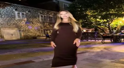 AI Video from prompt: Живот девушки надувается до гигантских размеров