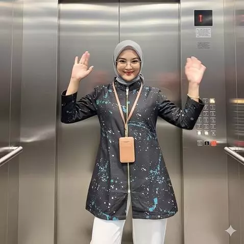 AI Video from prompt: Wanita ini bergaya dan tanggannya melambai.