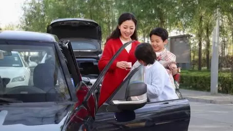 AI Video from prompt: Мама с сыном стоят на парковке мама молодая в пл