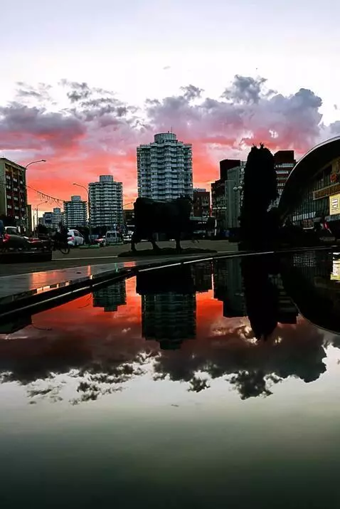 AI Video from prompt: реалистично оживи фото, чтобы кадр остался на ме