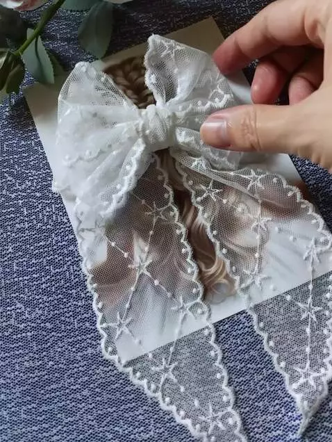 AI Video from prompt: Бантик одеваеться на кудрявые волосы девочки