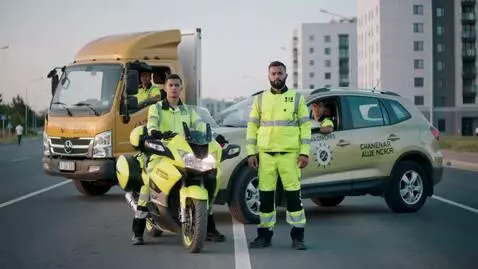 AI Video from prompt: Вид спереди. Действия в городе. Пеший курьер во 